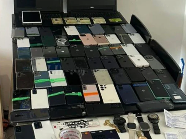Foto colorida mostra vários celulares dispostos sobre uma mesa; aparelhos foram roubados no festival Tomorrowland, no interior de São Paulo - Metrópoles
