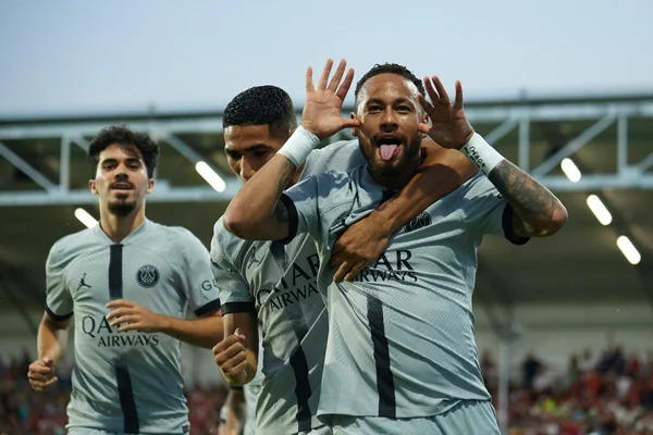 Beijo pro gordo: Neymar comemora gol com homenagem a Jô Soares