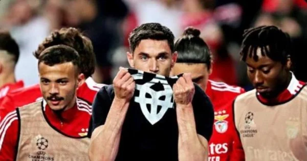Atacante ucraniano comemora gol com camisa em homenagem ao exército de seu país