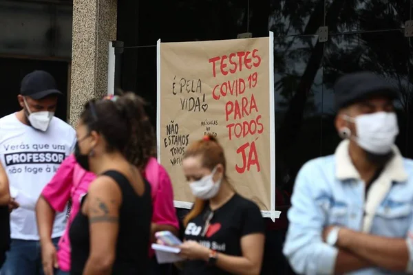 Manifestação dos professores contra o retorno das aulas 100% presenciais no DF