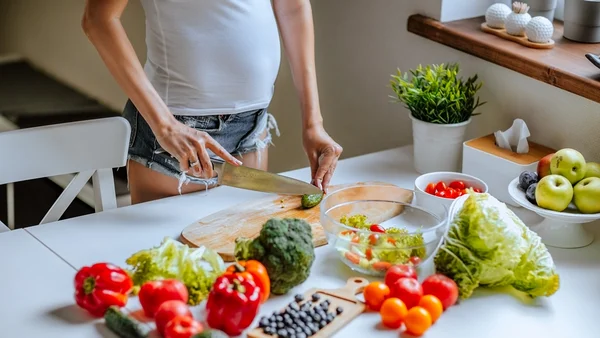 mulher grávida manipulando alimentos