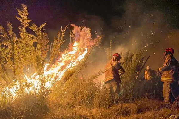 Foto colorida de incêndio no Rio de Janeiro - Metrópoles