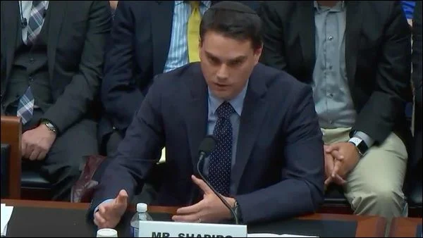 Ben Shapiro é advogado, comentarista político, escritor e radialista americano. Ele é conhecido principalmente por sua posição conservadora, opiniões controversas e forma ríspida como se relaciona com a imprensa Ben Shapiro é advogado, comentarista político, escritor e radialista americano. Ele é conhecido principalmente por sua posição conservadora, opiniões controversas e forma ríspida como se relaciona com a imprensa