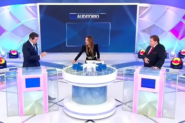 No auditório do Programa do Silvio Santos, do SBT, os apresentadores Celso Portiolli, Patrícia Abravanel e Silvio Santos conversam durante jogo da roleta - Metrópoles