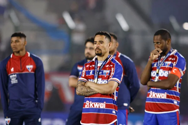 Imagem colorida de jogadores do Fortaleza após receber medalha de prata pela Copa Sul-Americana- Metrópoles