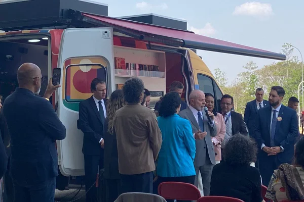 Imagem colorida do presidente Lula em frente à van da cultura no Planalto - Metrópoles