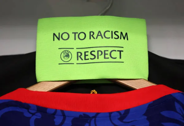 Punir os clubes por racismo de torcedores pode ser contra a lei 