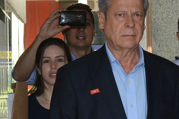 Um “acidente no caminho” atrasa apresentação de Zé Dirceu à Justiça
