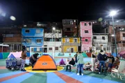 Pessoas afetadas montam barracas em um campo público para passar a noite após um terremoto de magnitude 7,2 atingir a Venezuela e outras regiões do Caribe
