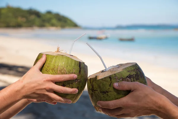 bope milícia Pessoas tomam água de coco em paisagem praiana