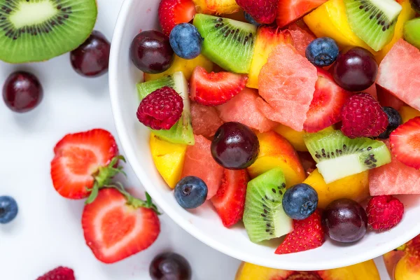 Foto colorida de frutas em tigela branca - Metrópoles