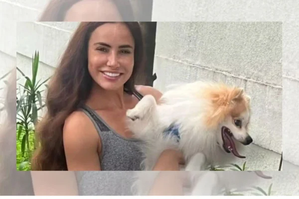 Mulher segurando cachorro no colo