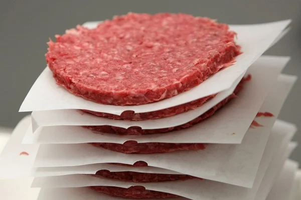 Venda de hambúrguer de empresas envolvidas na Carne Fraca é proibida