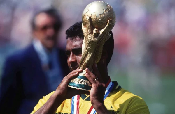 Romário com a taça da Copa do Mundo - Metrópoles