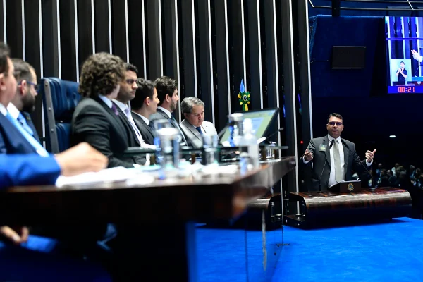 Plenário do Senado Federal durante sessão de debates temáticos para debater os impactos que a extinção do Programa Emergencial de Retomada do Setor de Eventos (Perse) pode causar no setor hoteleiro. Em discurso, à tribuna, senador Flávio Bolsonaro (PL-RJ). Mesa: presidente e requerente desta sessão, senador Veneziano Vital do Rêgo (MDB-PB); secretário desta sessão; advogado e representante da Associação Brasileira de Resorts - Resorts Brasil, Thiago de Mattos Marques; diretor-executivo da Frente Parlamentar Mista da Hotelaria Brasileira, Leonardo Volpatti. Foto: Geraldo Magela/Agência Senado