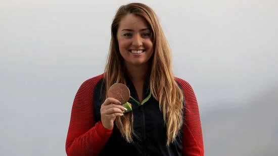 Mulheres ganham medalha e imprensa credita o sucesso delas aos maridos