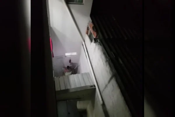 mulher bate em criança