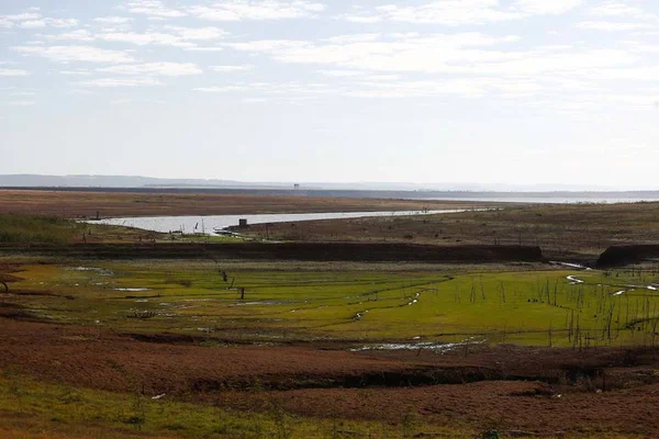 crise hídrica e energética, reservatório da usina hidrelétrica de itumbiara enfrenta redução do nível da água, em razão da seca e da estiagem