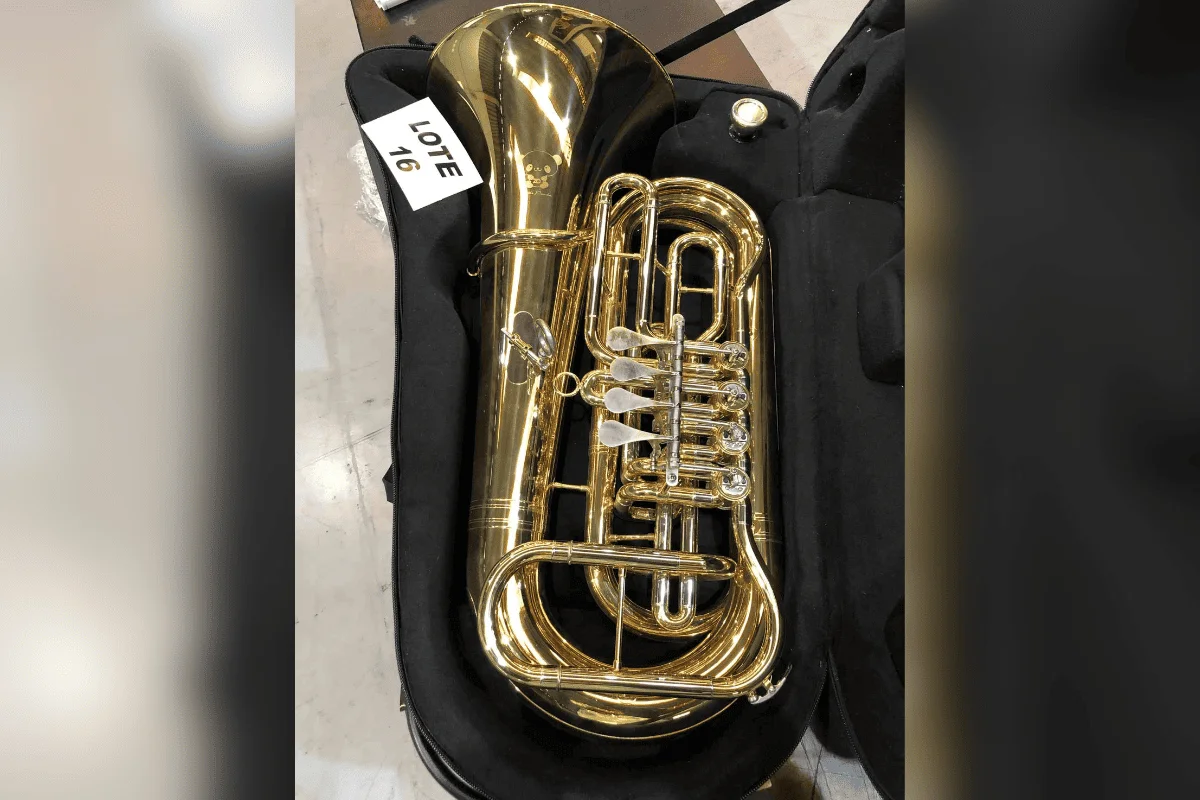 Tuba profissional por R$ 5 mil Tuba profissional por R$ 5 mil