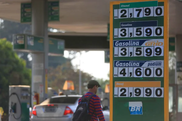 Preço da gasolina sobe e brasiliense já encontra combustível a R$ 4,60