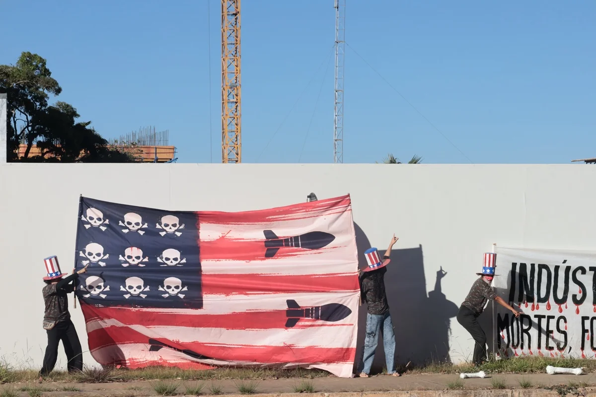 Segundo o coletivo Levante Popular, as manifestações denunciam tentativas de interferência dos Estados Unidos no Brasil Segundo o coletivo Levante Popular, as manifestações denunciam tentativas de interferência dos Estados Unidos no Brasil