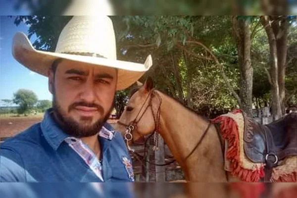 Domador de cavalo morre após bater moto em cerca de arame em MS