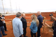 O Metrô-DF tem 42,38 km e liga a região administrativa de Brasília às de Ceilândia e Samambaia, passando pela Asa Sul, Setor Policial Sul, Estrada Parque Indústria e Abastecimento (EPIA), Guará, Park Way, Águas Claras e Taguatinga. Transporta entre 160 mil e 180 mil usuários por dia útil.