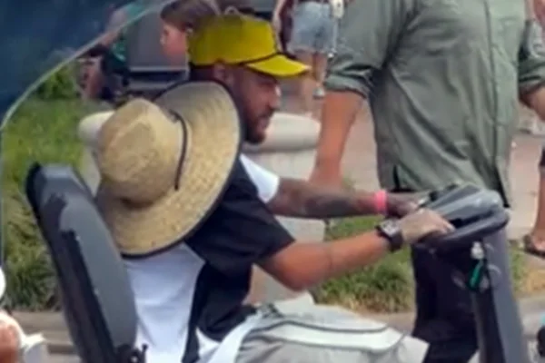 Vídeo mostra Neymar curtindo parques da Disny