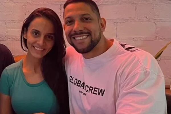 Gui Bull e a namorada, Jéssica Belenello, posam juntos para as redes sociais - Metrópoles
