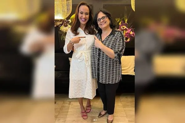 A ex-ministra Damares com a pré-candidata a deputada distrital, Renata D'Aguiar, ambas posando para foto - Metrópoles