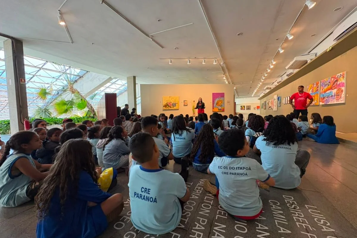 Estudantes do Itapoã visitam mostra Constelações Contemporâneas Estudantes do Itapoã visitam mostra Constelações Contemporâneas