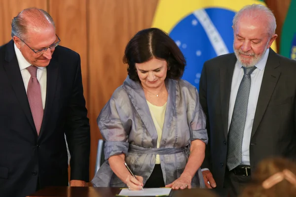 Alckmin, Nísia e Lula no anúncio de produção de vacina contra a dengue