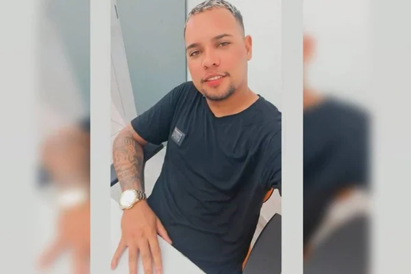 homem sorrindo