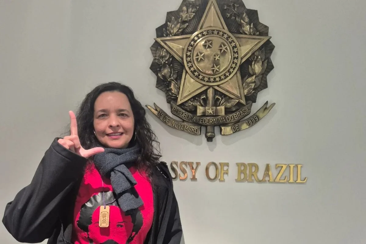 Pintora brasileira dirigiu 9 horas e foi uma das primeiras a votar em 2026