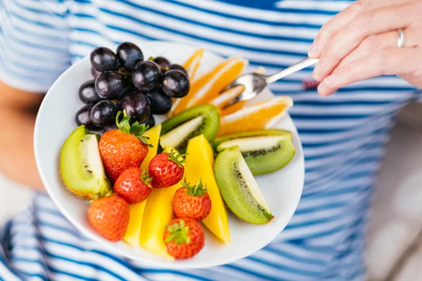 Foto colorida de frutas em frutas cortadas em um prato - Metrópoles