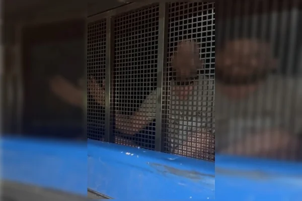 preso por importunação sexual debocha e ri contando caso