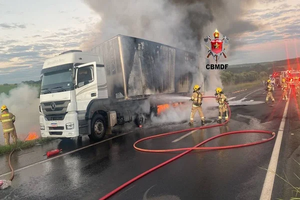 Vídeo: carreta pega fogo e deixa parte da BR-020 interditada
