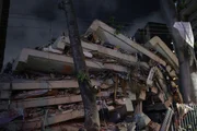 Prédio completamente destruído em Caracas, na Venezuela