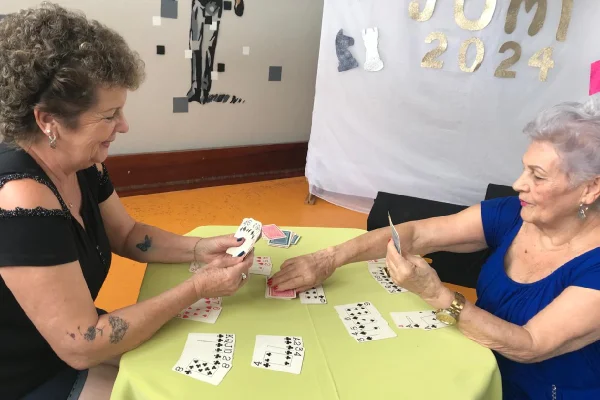 foto colorida de duas idosas jogando baralho - Metrópoles