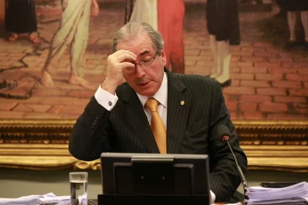 Eduardo Cunha se desespera ao ver filho citado pela Lava Jato