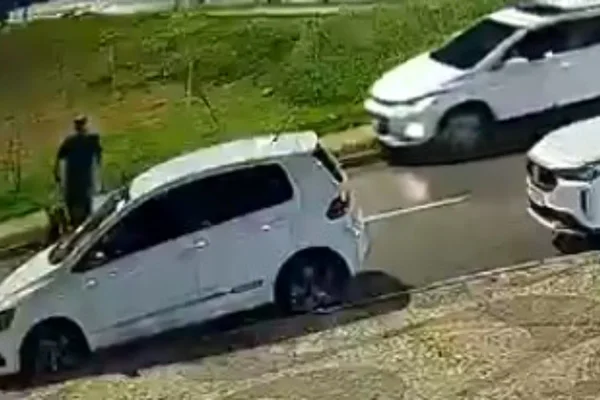 Foto colorida do momento em que o pedestre é atropelado