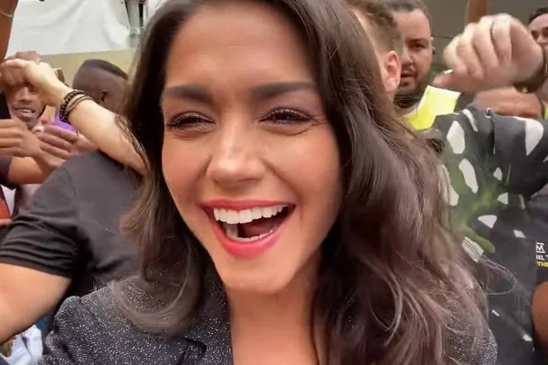 Brota no bailão! Thais Fersoza quebra tudo em trio de Michel Teló