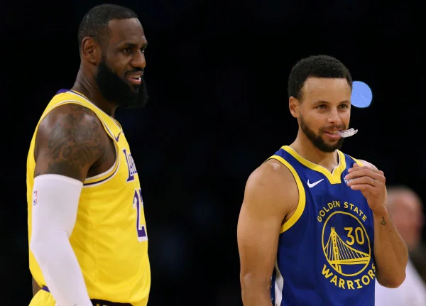 Foto colorida de Lebron James e Curry - Metrópoles