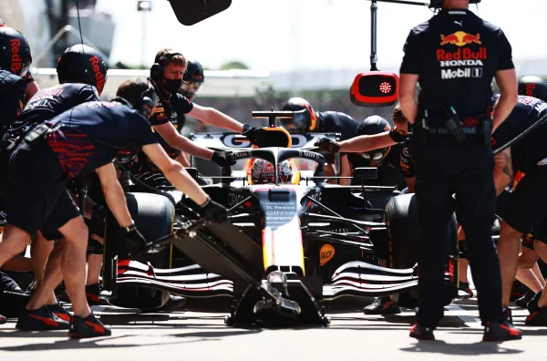 Verstappen lidera com folga 1º treino na Inglaterra; Hamilton é 3º