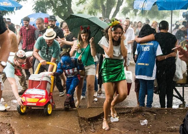 Veja fotos do bloco Galo Cego, que desfila no Setor Bancário Sul - imagem 1 Veja fotos do bloco Galo Cego, que desfila no Setor Bancário Sul - imagem 1