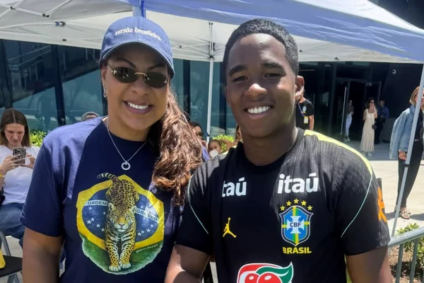 Mãe de Endrick reencontra craque e acompanha treino da Seleção nos EUA