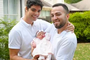 Lucas Rangel e Lucas Bley posam com Mia pela primeira vez
