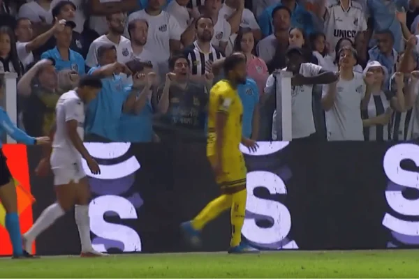 Momento em que Reinaldo é atingido por um cuspe na Vila Belmiro