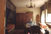 5º andar, apartamento 27 – Suhariuc Ioana mora no prédio desde 1967. Desde 1982 está morando sozinha. Em 1989 adotou um gato