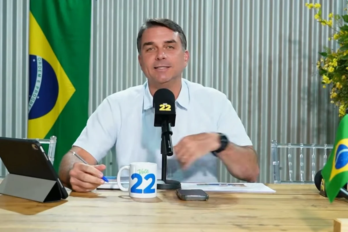 Flavio Bolsonaro deseja melhoras a Cleitinho: "Achei ele magro"